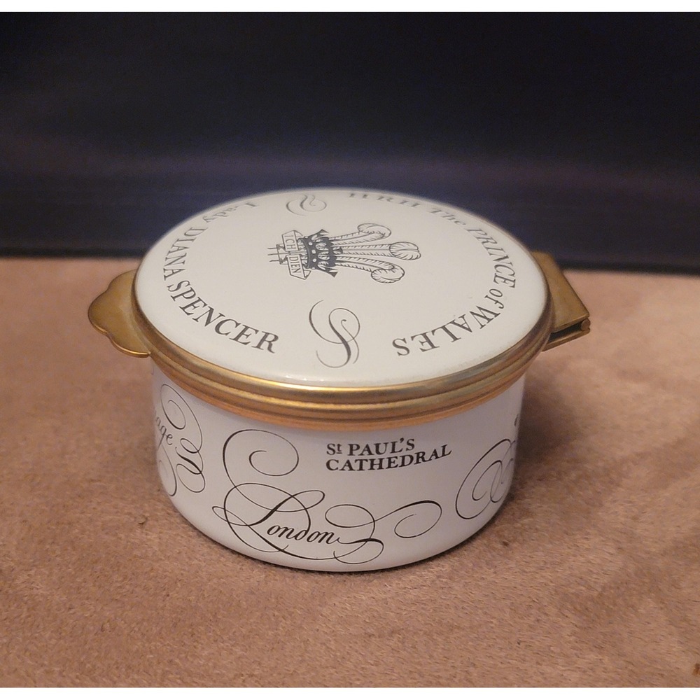 Toye, Kenning & Spencer Made for Penhaligon's Royal Marriage Enamel Trinket Box - Picture 5 of 9
